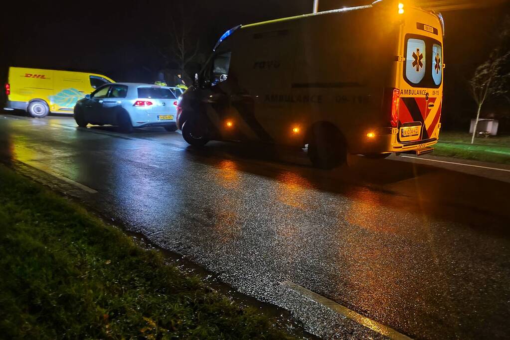Schade na botsing tussen auto en bestelbus