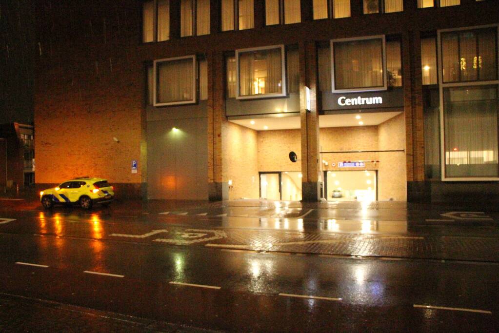 Hulpdiensten doen onderzoek in parkeergarage