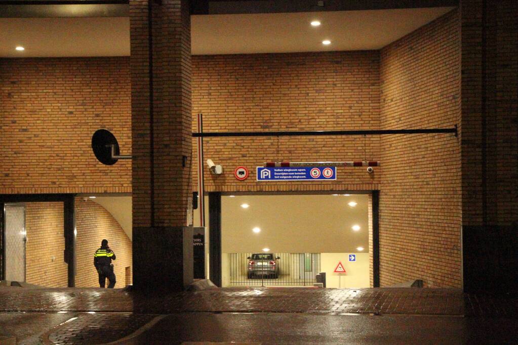Hulpdiensten doen onderzoek in parkeergarage