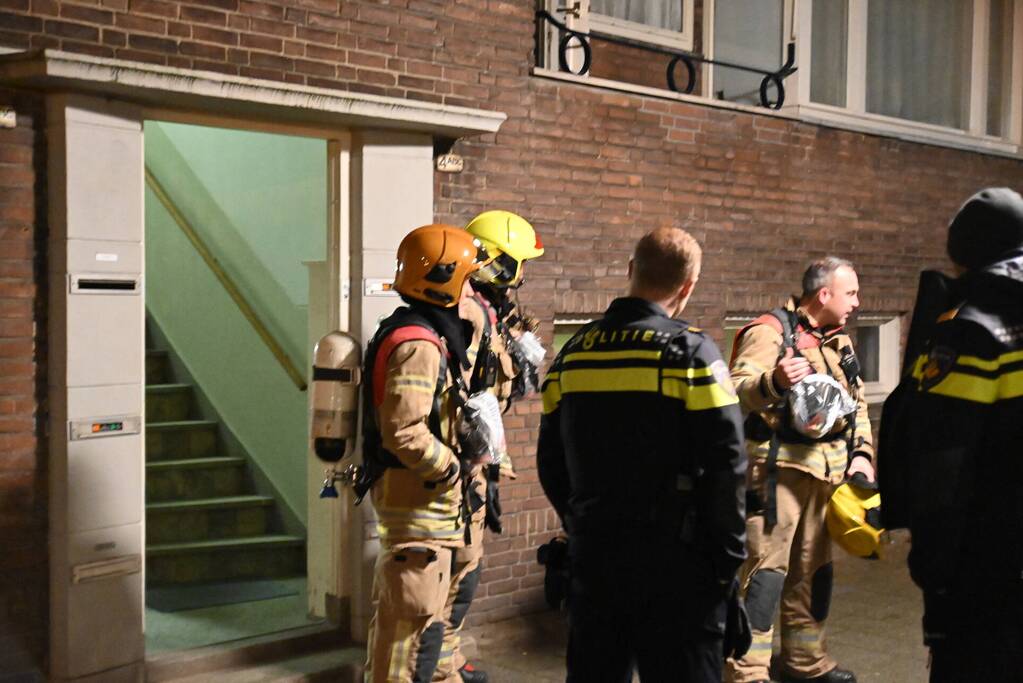 Bewoners roken gaslucht in portiek