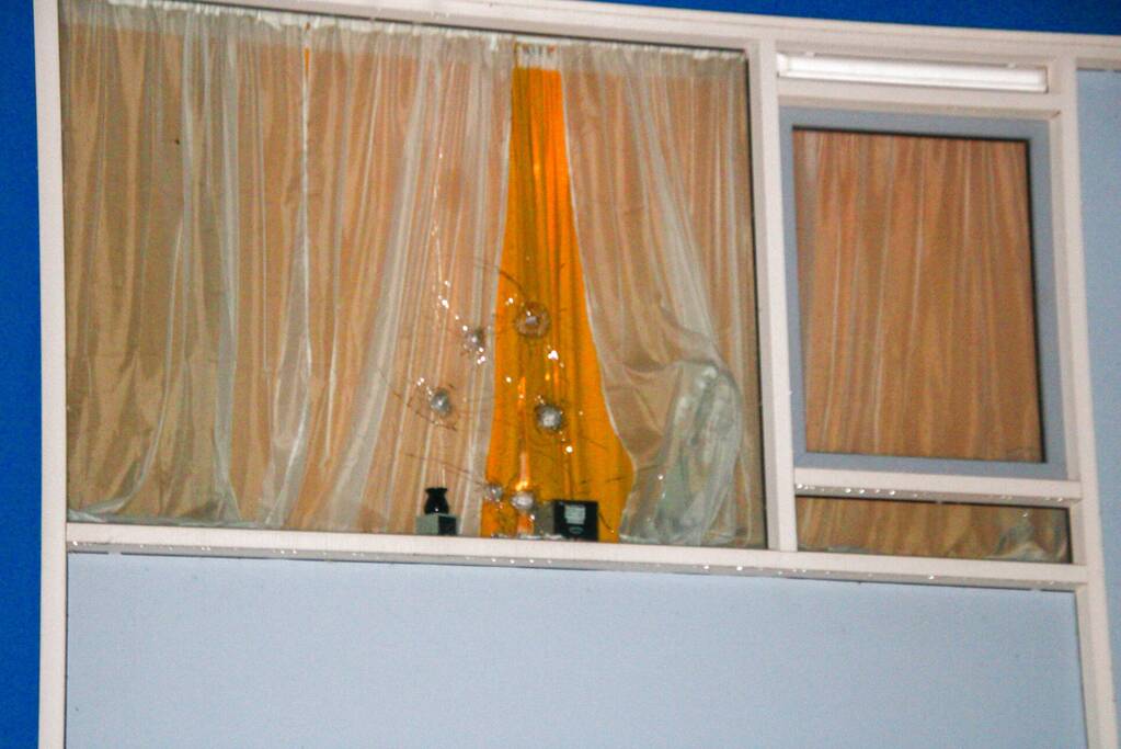 Politie doet onderzoek naar kogelgaten in woning