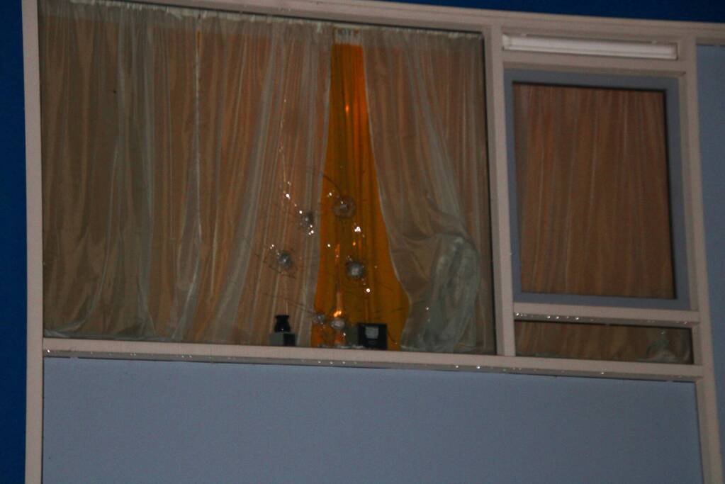 Politie doet onderzoek naar kogelgaten in woning