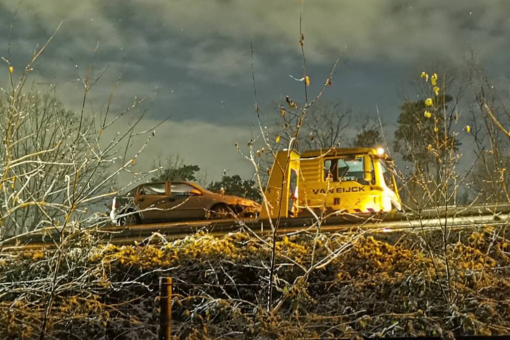 Personenauto klapt op vrachtwagen
