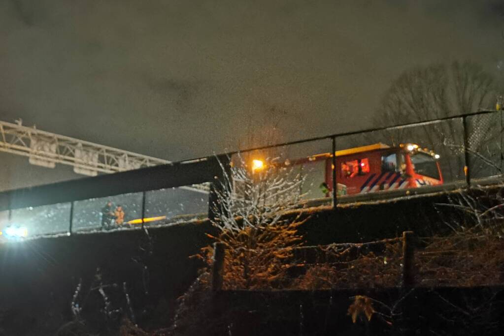 Personenauto klapt op vrachtwagen