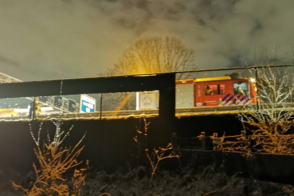 Personenauto klapt op vrachtwagen