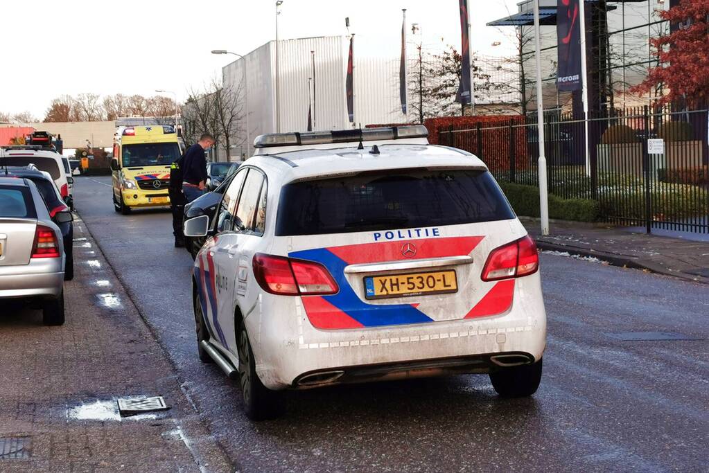 Vrouw gaat onderuit op glad wegdek