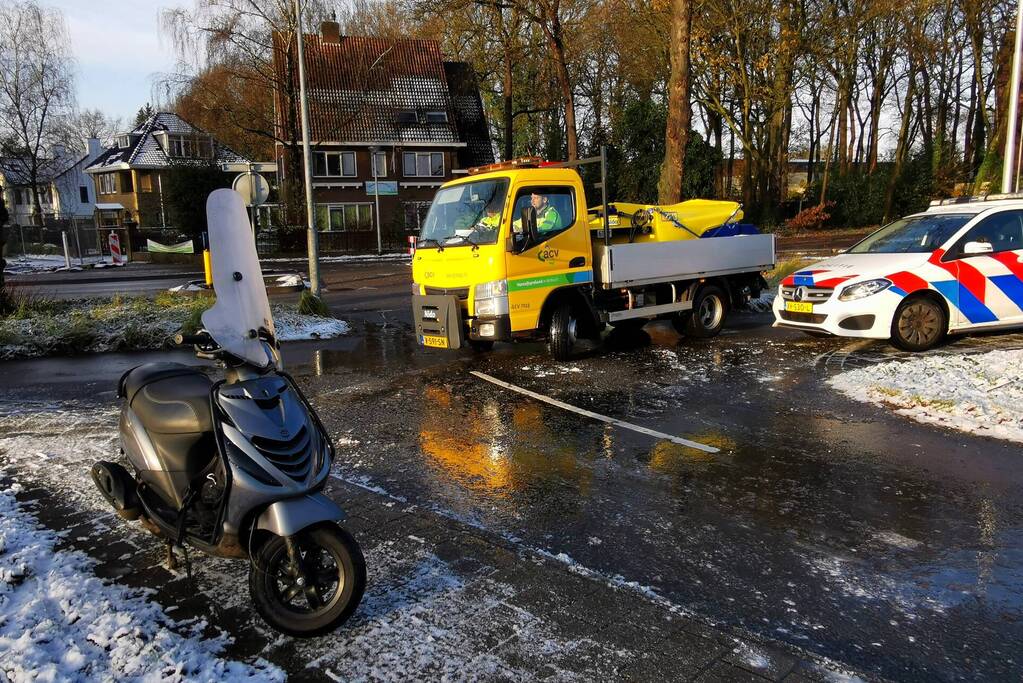 Scooterrijder onderuit door spiegelglad wegdek
