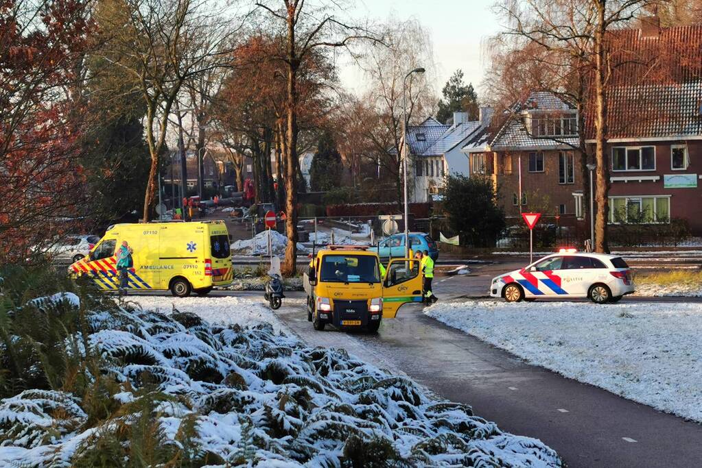 Scooterrijder onderuit door spiegelglad wegdek