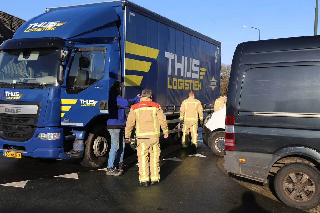 Vrachtwagen botst op betonblok