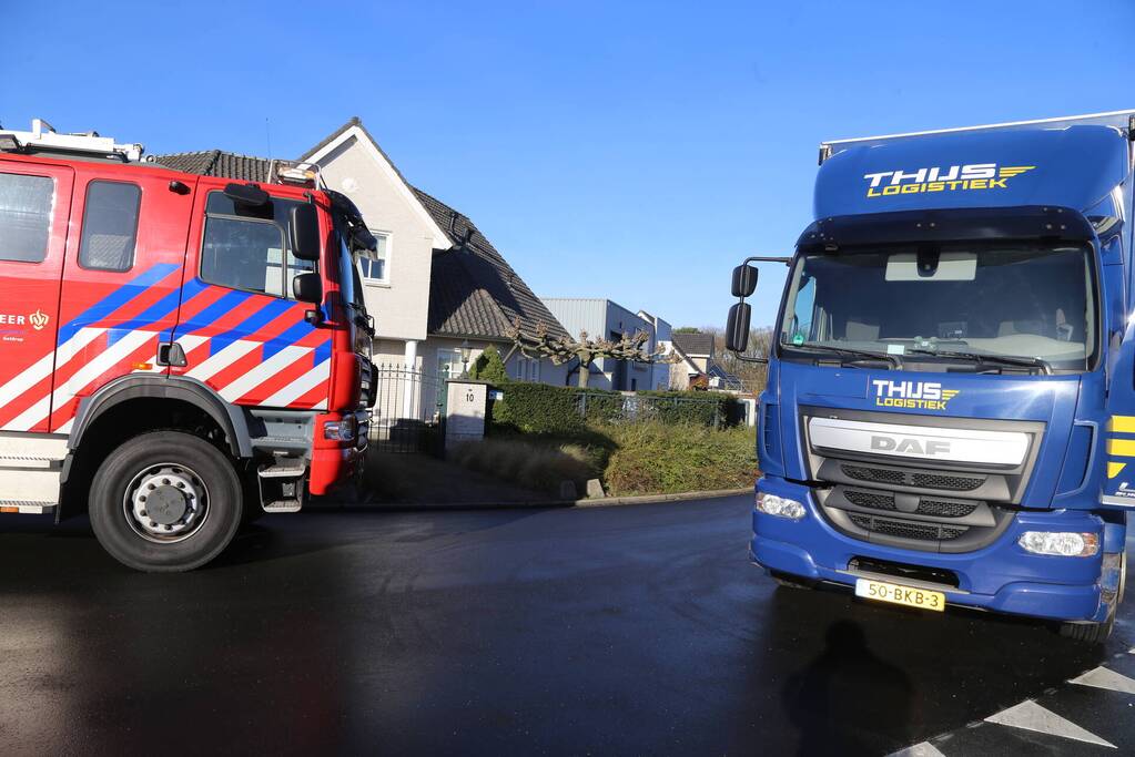 Vrachtwagen botst op betonblok