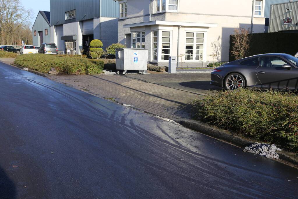 Vrachtwagen botst op betonblok