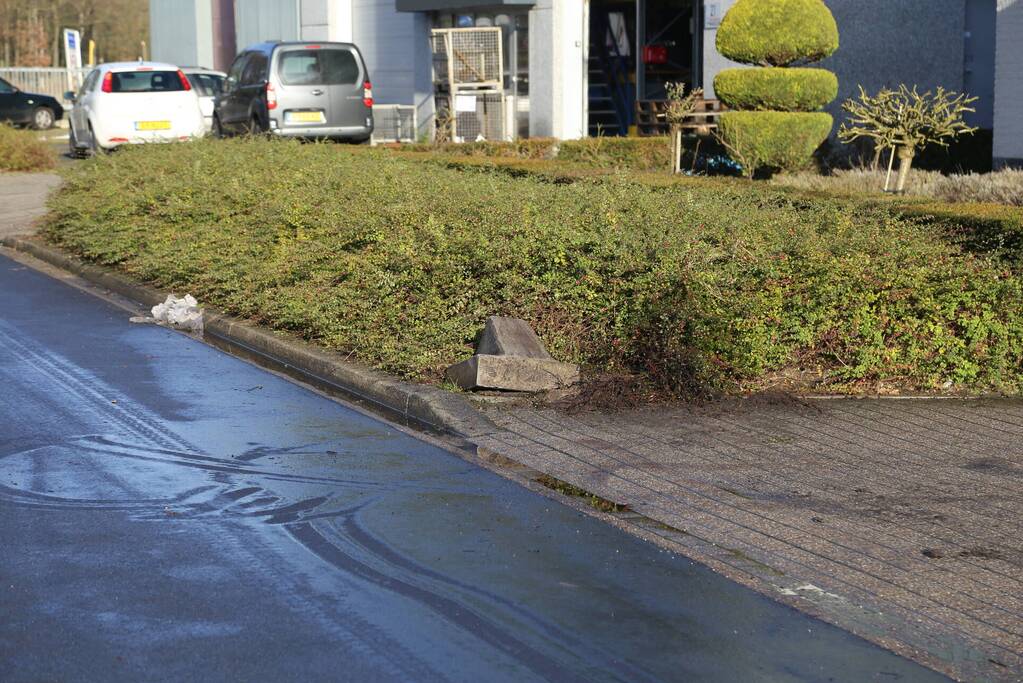 Vrachtwagen botst op betonblok