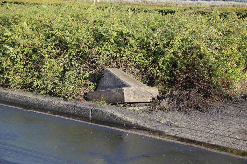 Vrachtwagen botst op betonblok