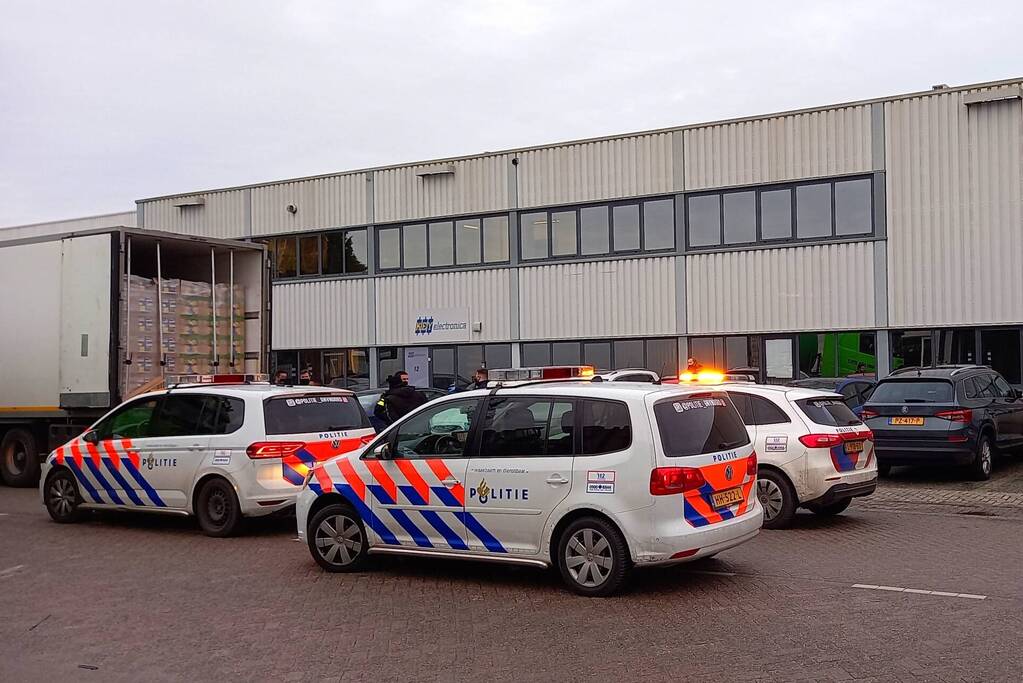 Vijf personen aangetroffen in vrachtwagen