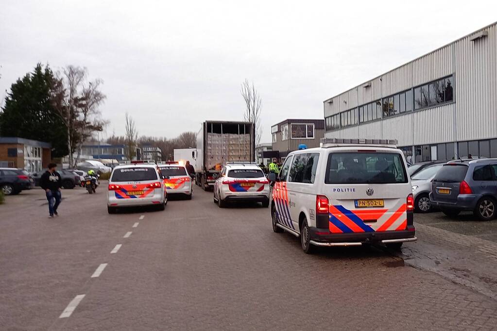 Vijf personen aangetroffen in vrachtwagen
