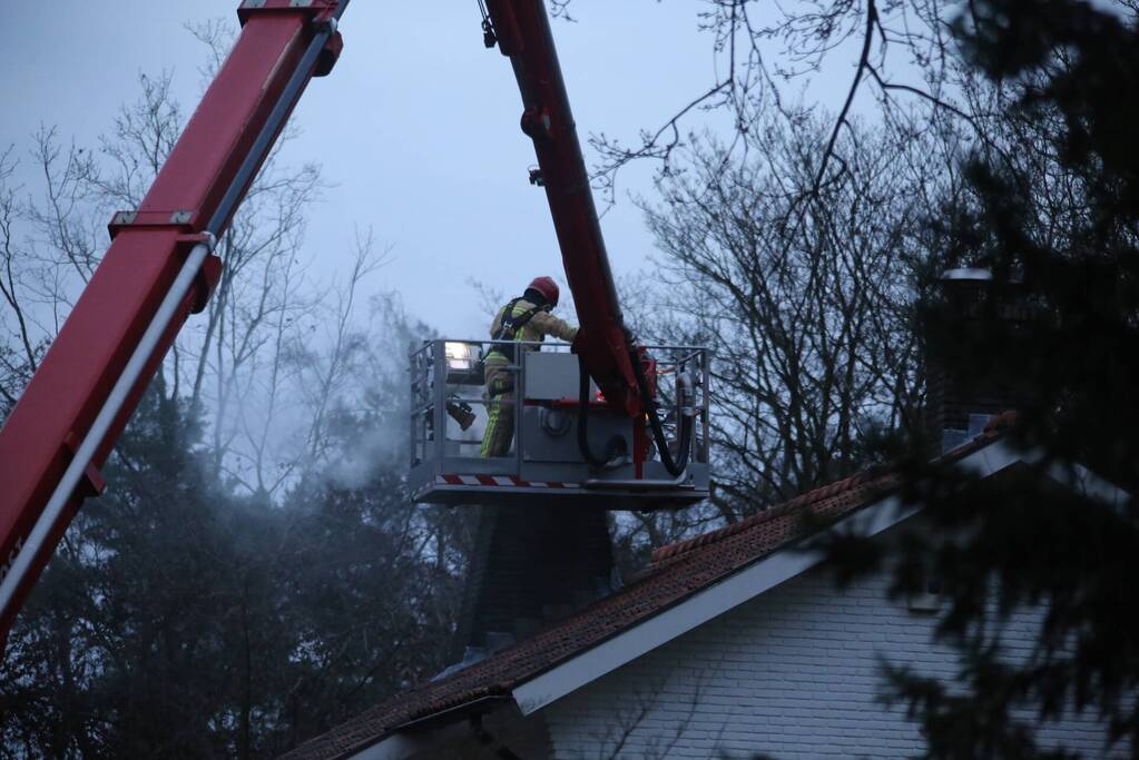 Brandweer blust brand in schoorsteen van woning