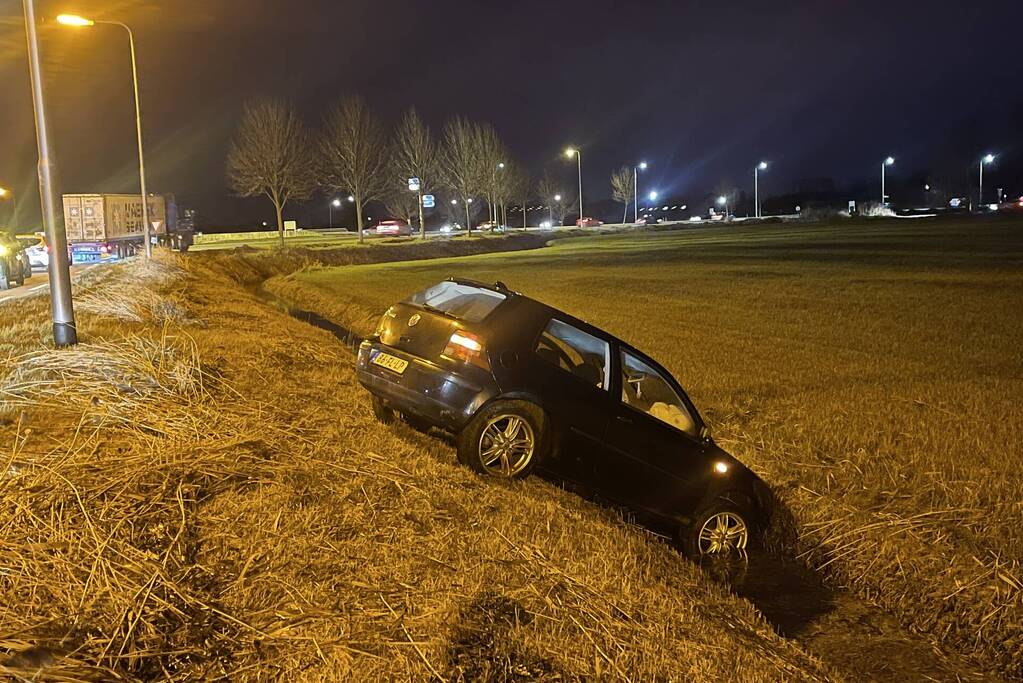 Automobilist verliest macht over het stuur en komt tot stilstand in sloot
