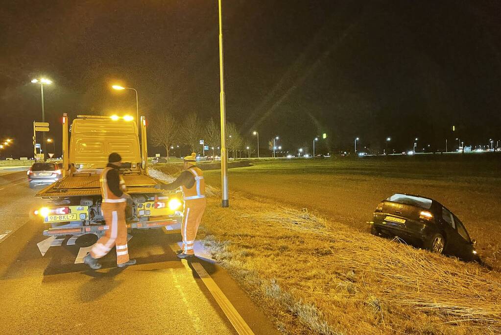 Automobilist verliest macht over het stuur en komt tot stilstand in sloot