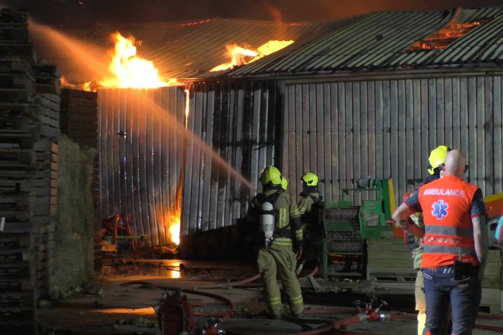 Uitslaande brand in landbouwschuur