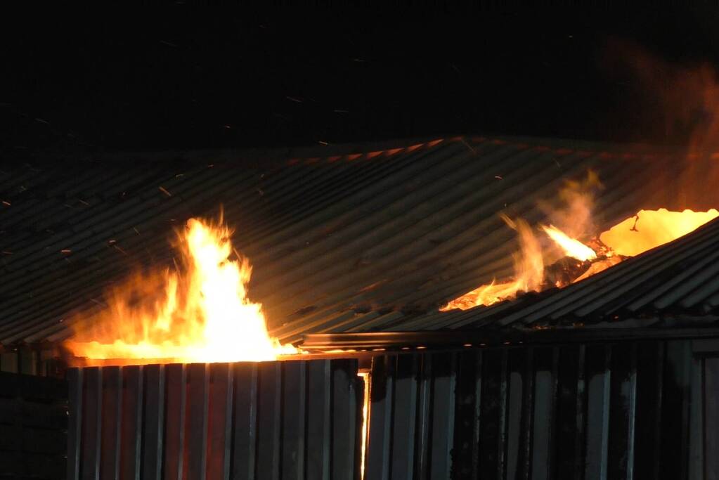Uitslaande brand in landbouwschuur