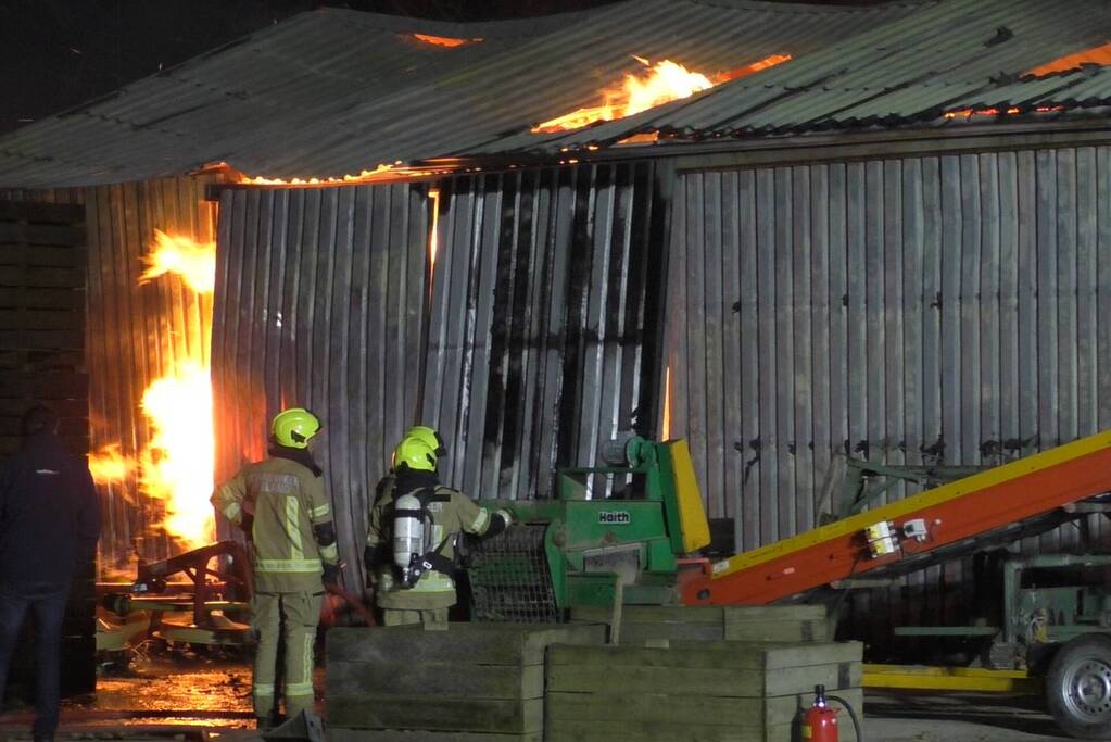Uitslaande brand in landbouwschuur