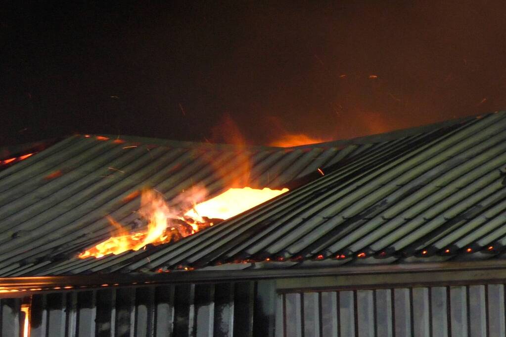 Uitslaande brand in landbouwschuur