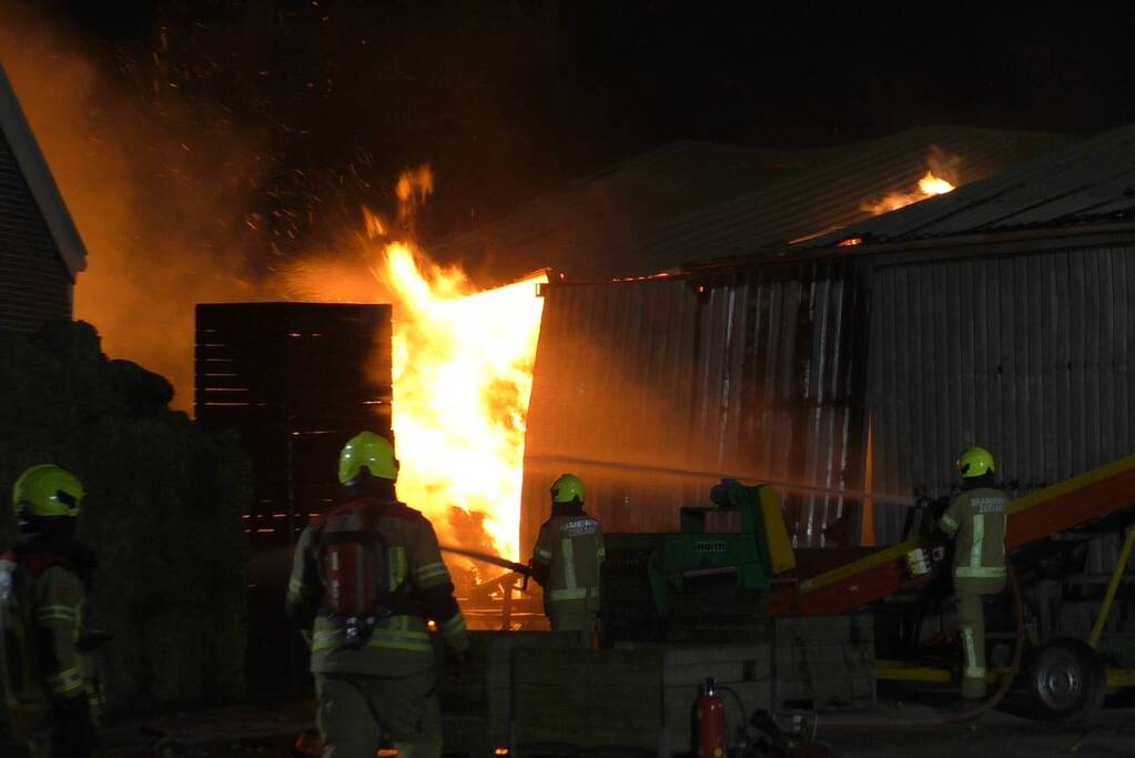 Uitslaande brand in landbouwschuur