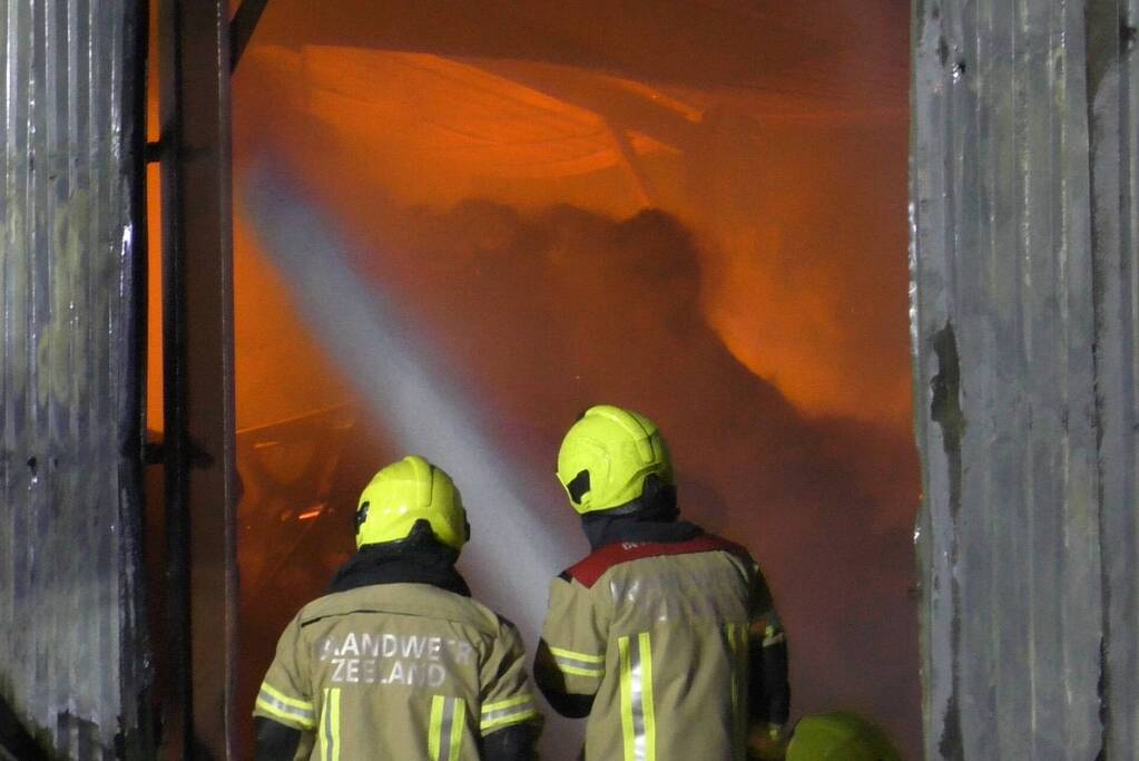 Uitslaande brand in landbouwschuur