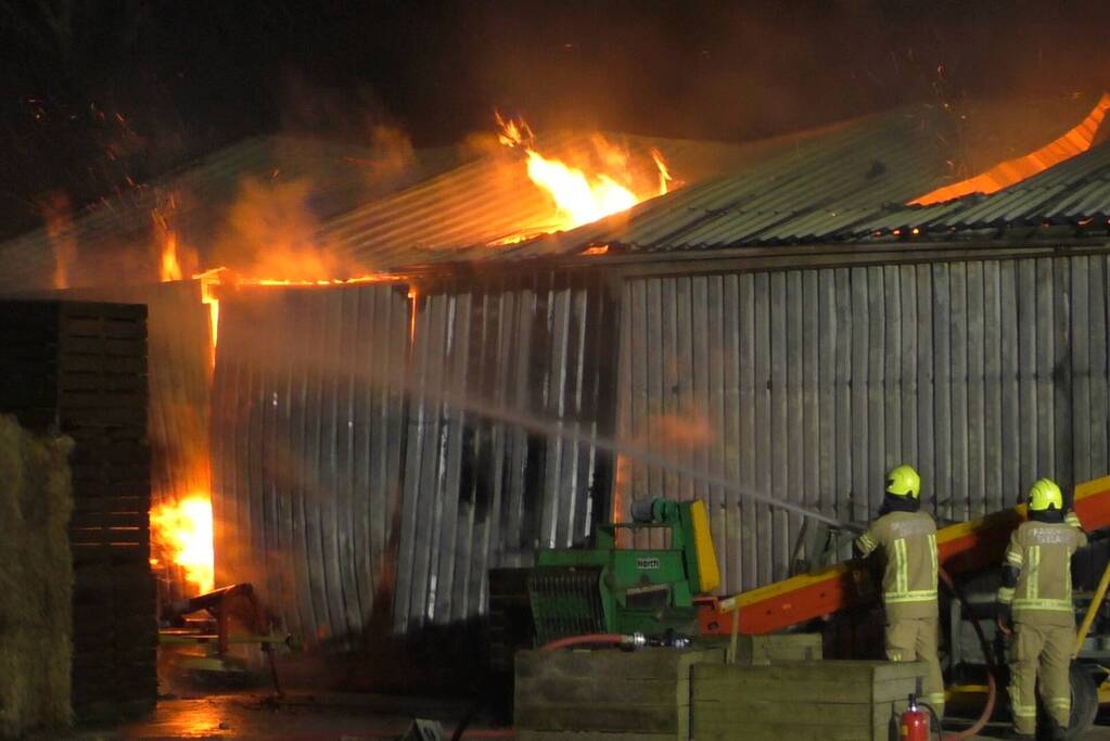 Uitslaande brand in landbouwschuur
