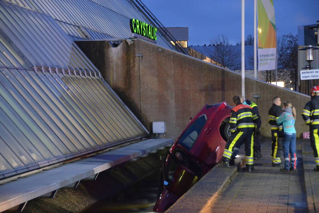 Bestuurder rijdt met auto slotgracht Crystalic in
