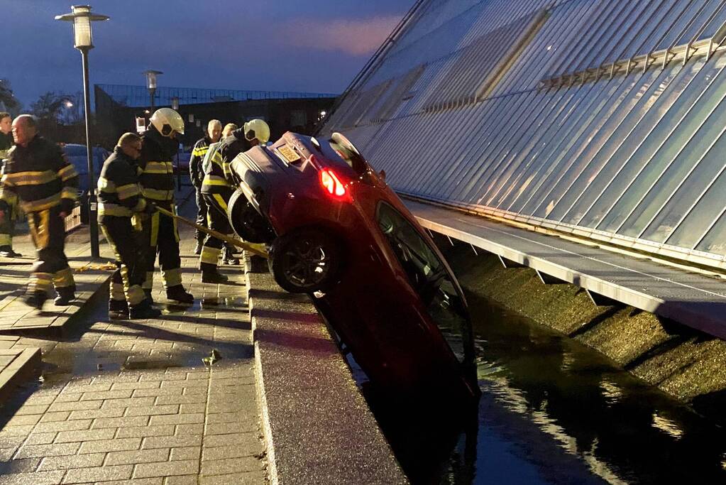 Bestuurder rijdt met auto slotgracht Crystalic in