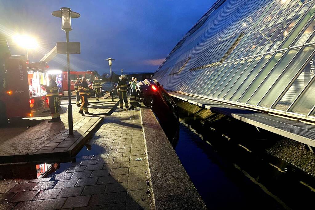 Bestuurder rijdt met auto slotgracht Crystalic in