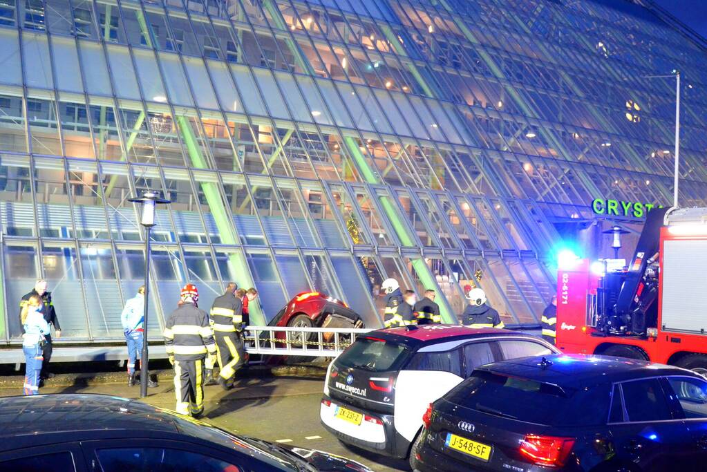 Bestuurder rijdt met auto slotgracht Crystalic in