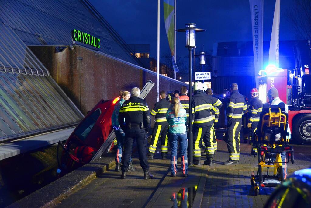 Bestuurder rijdt met auto slotgracht Crystalic in