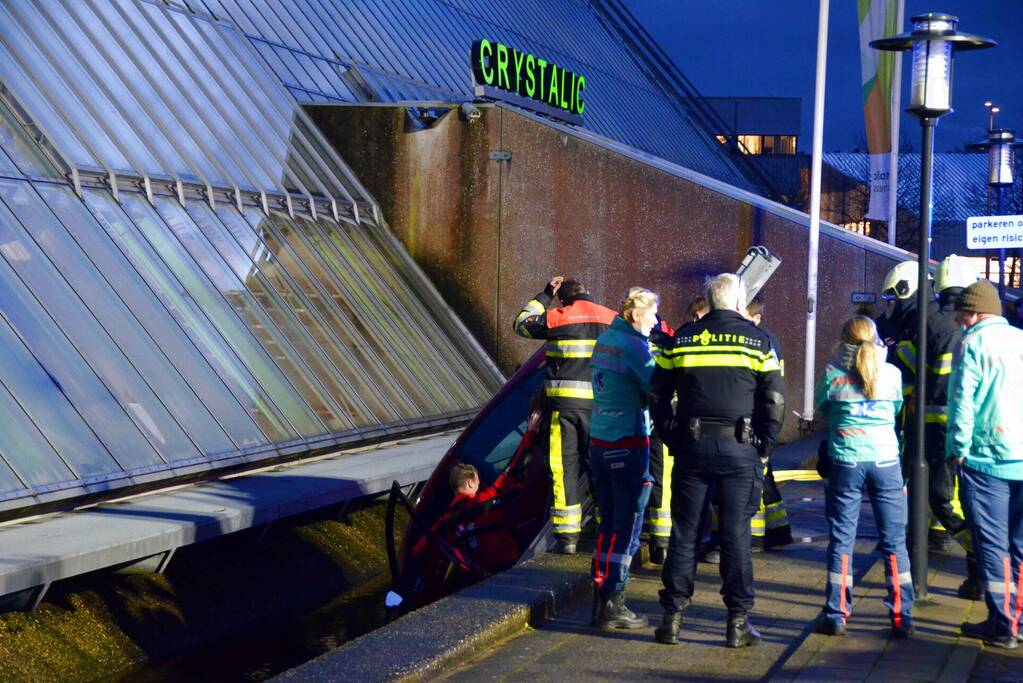 Bestuurder rijdt met auto slotgracht Crystalic in