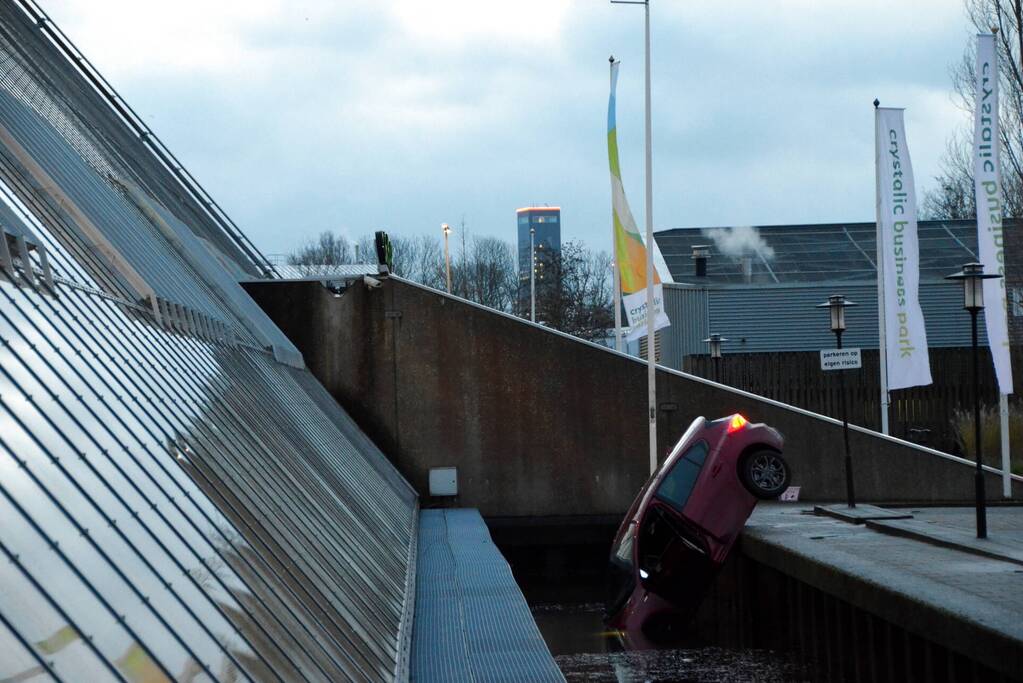 Bestuurder rijdt met auto slotgracht Crystalic in