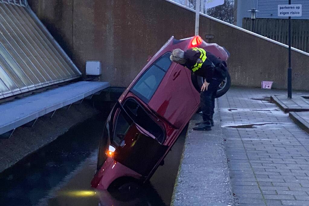 Bestuurder rijdt met auto slotgracht Crystalic in