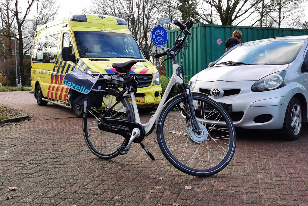 E-biker gewond bij botsing met personenauto