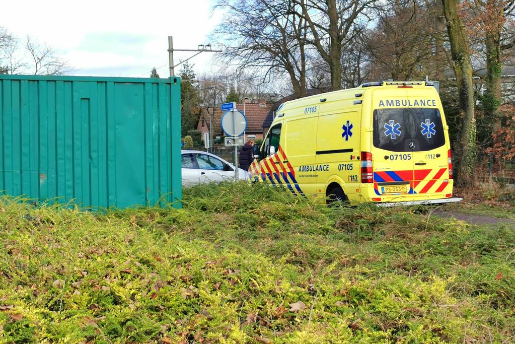 E-biker gewond bij botsing met personenauto