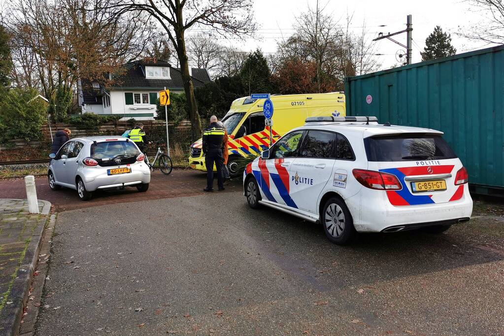 E-biker gewond bij botsing met personenauto