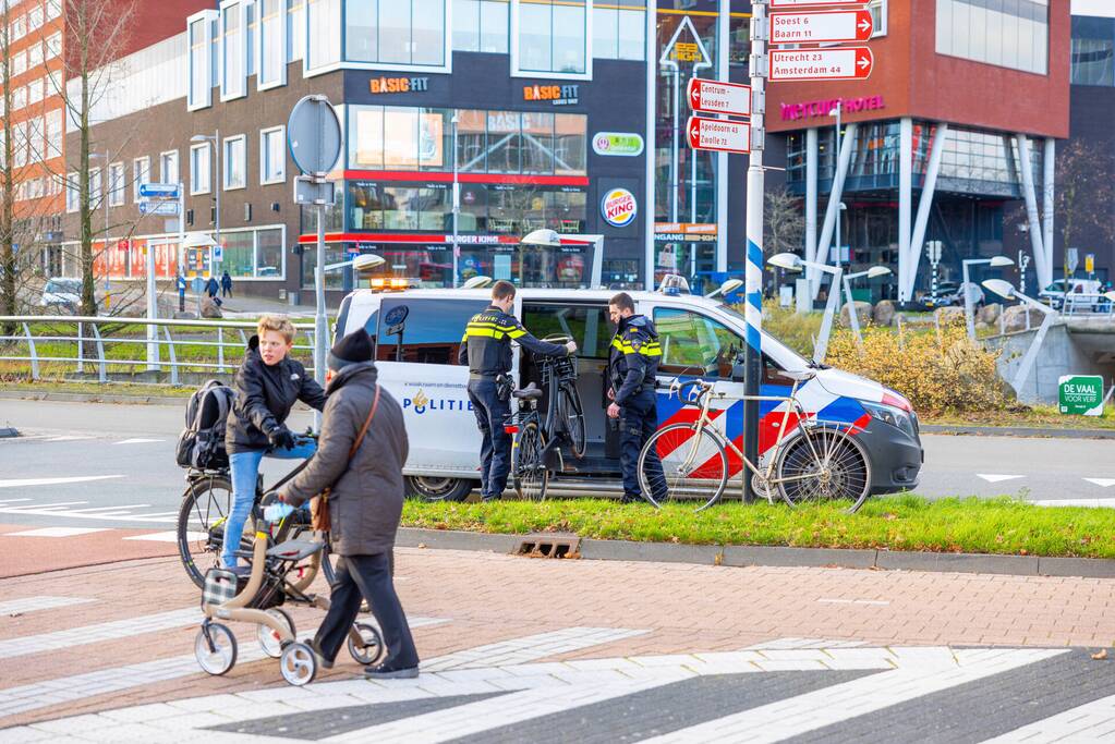 Fietsster gewond bij botsing met auto beruchte rotonde