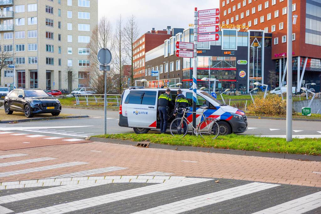 Fietsster gewond bij botsing met auto beruchte rotonde