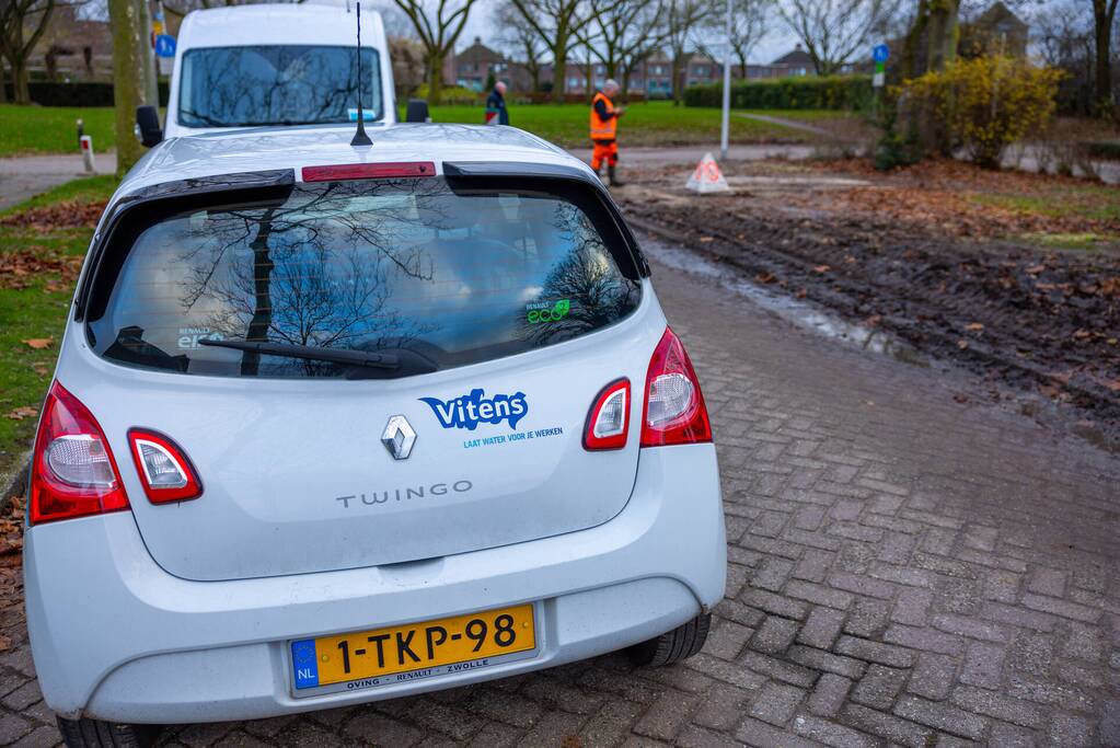 Werkvoertuig rijdt waterleiding kapot