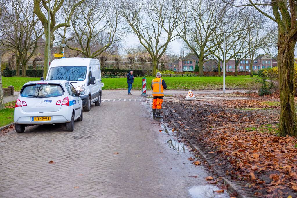 Werkvoertuig rijdt waterleiding kapot