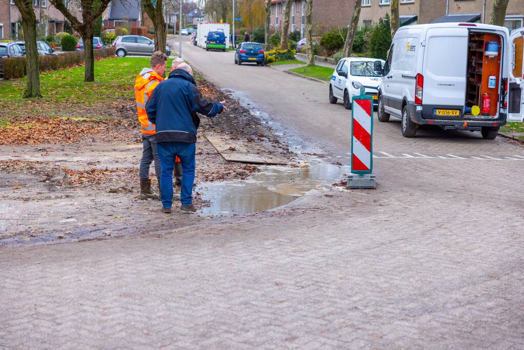 Werkvoertuig rijdt waterleiding kapot
