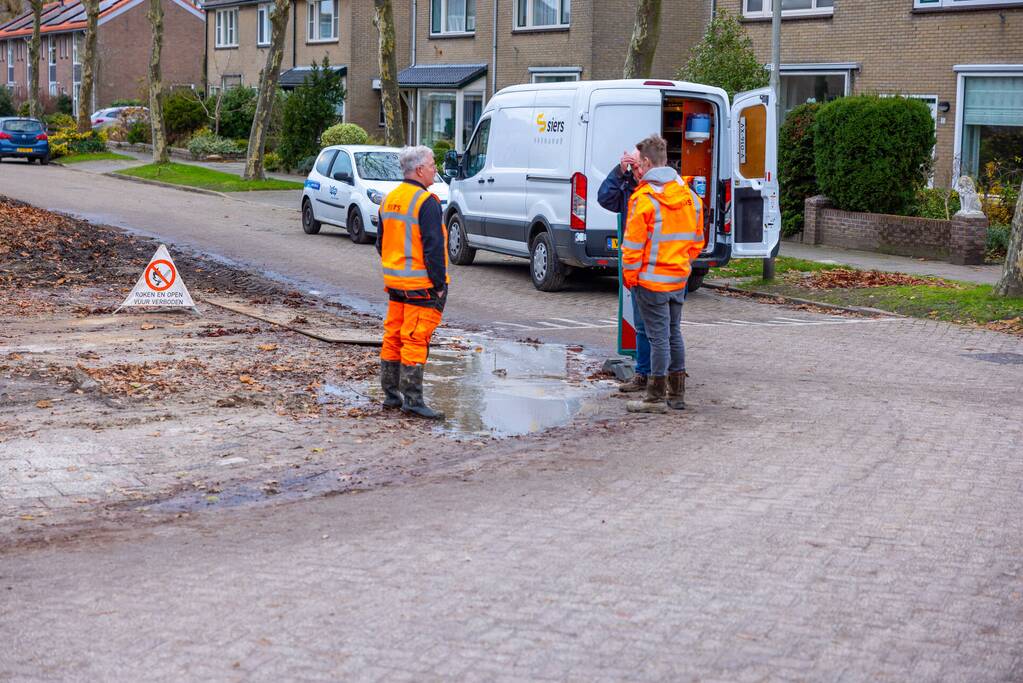 Werkvoertuig rijdt waterleiding kapot