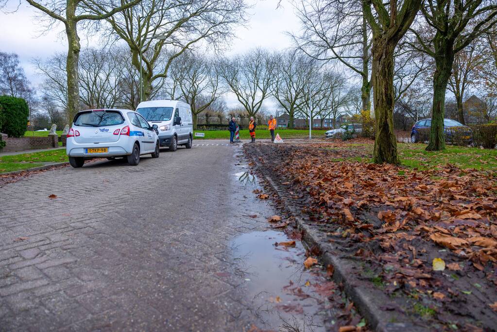 Werkvoertuig rijdt waterleiding kapot