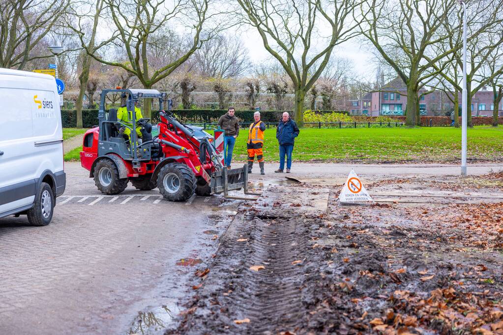 Werkvoertuig rijdt waterleiding kapot