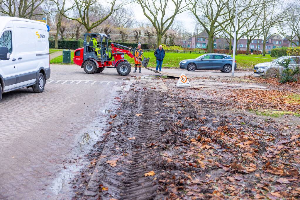 Werkvoertuig rijdt waterleiding kapot