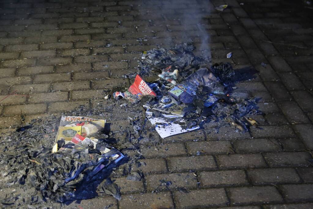 Brandweer dooft brandende reclamefolders